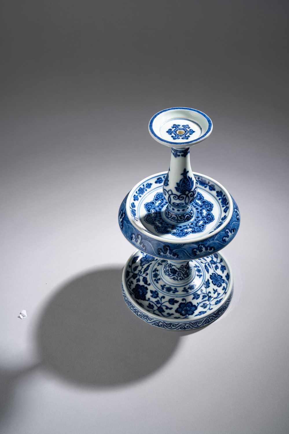 A RARE CHINESE BLUE AND WHITE MING-STYLE ALTAR CANDLESTICK FOUR-CHARACTER QIANLONG MARK AND OF THE - Image 3 of 5