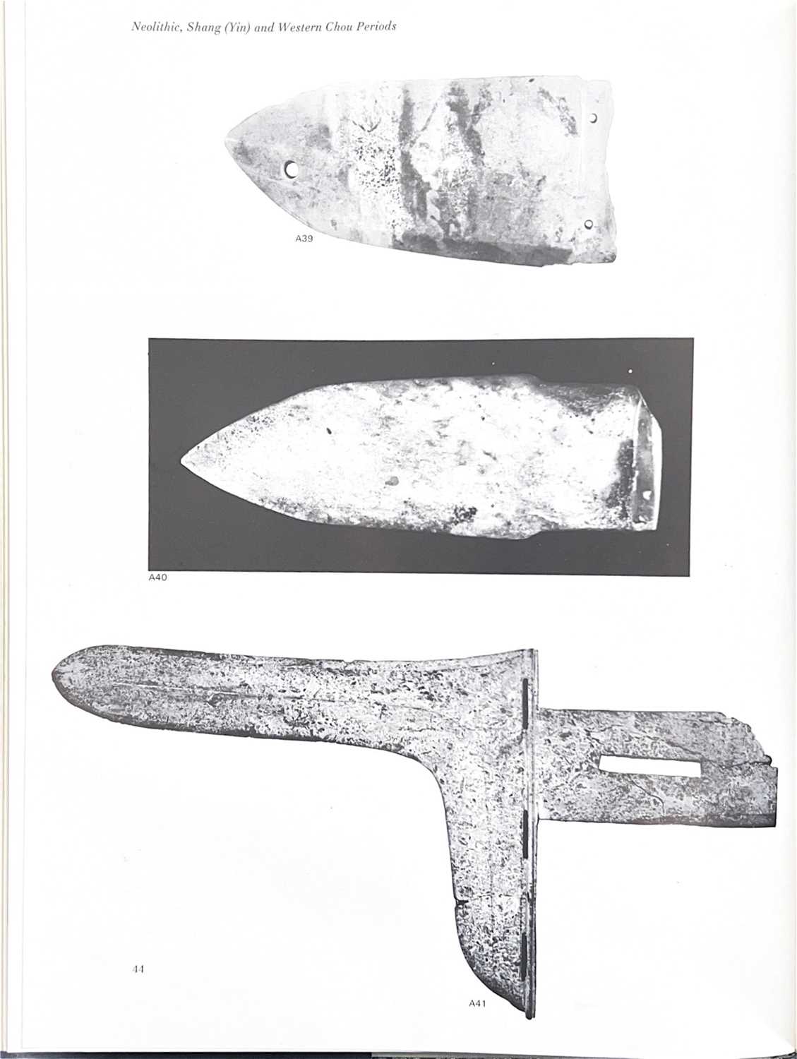 A RARE CHINESE BLUISH-GREY JADE DAGGER-AXE, GE WARRING STATES PERIOD The well-polished L-shaped - Image 4 of 8