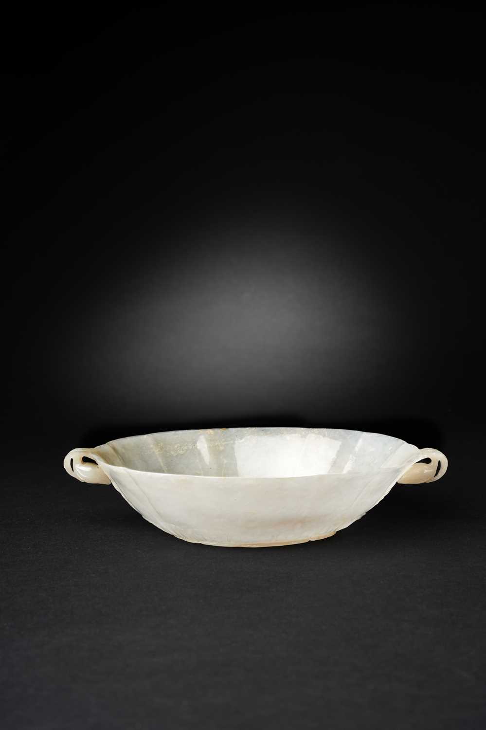 A WHITE JADE MUGHAL-STYLE OVAL BOWL 18TH/19TH CENTURY The thinly carved and highly polished bowl - Image 2 of 5