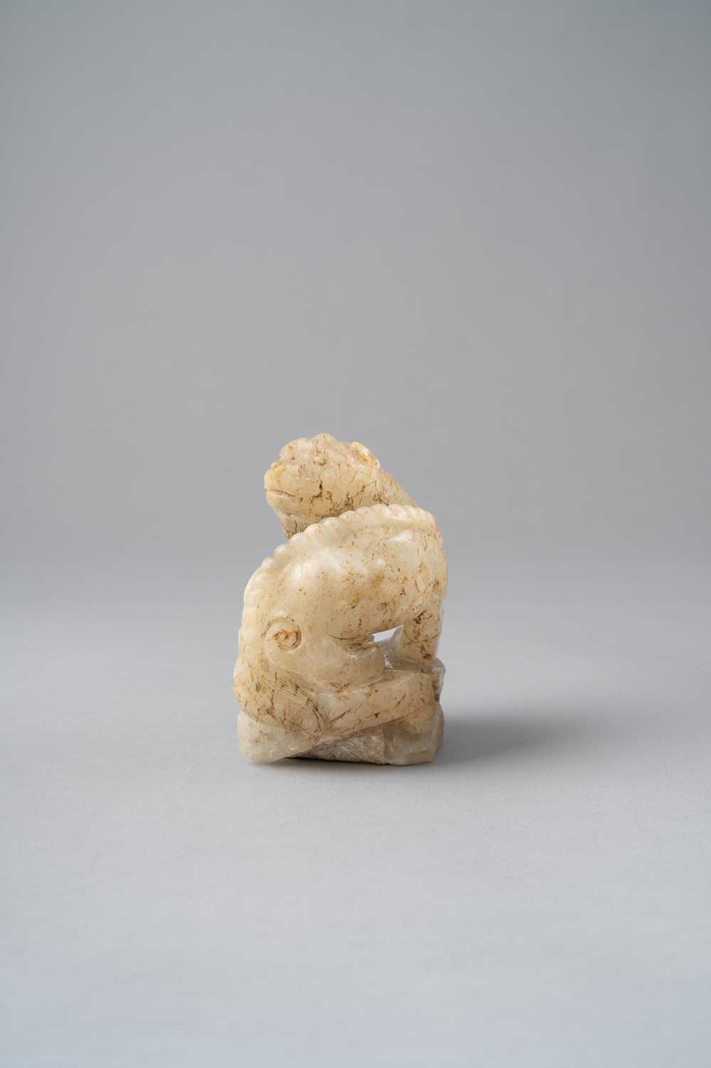 A RARE CHINESE CREAMY-WHITE JADE CHIMERA SONG-MING DYNASTY The chimera is strongly carved and seated - Bild 8 aus 9