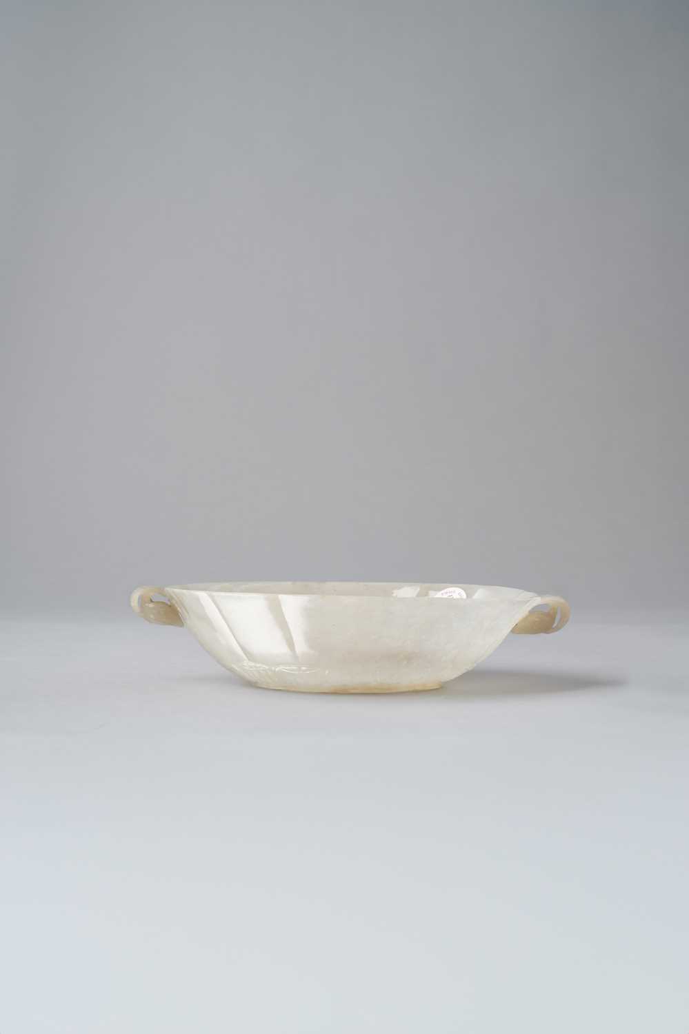 A WHITE JADE MUGHAL-STYLE OVAL BOWL 18TH/19TH CENTURY The thinly carved and highly polished bowl