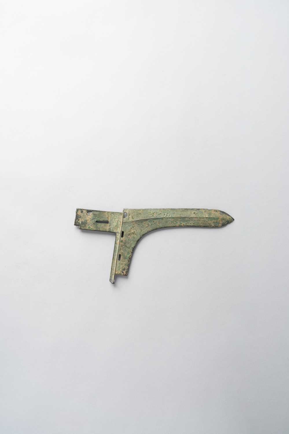 A CHINESE BRONZE DAGGER-AXE, GE EASTERN ZHOU DYNASTY The bronze L-shaped curved blade with a - Image 2 of 4