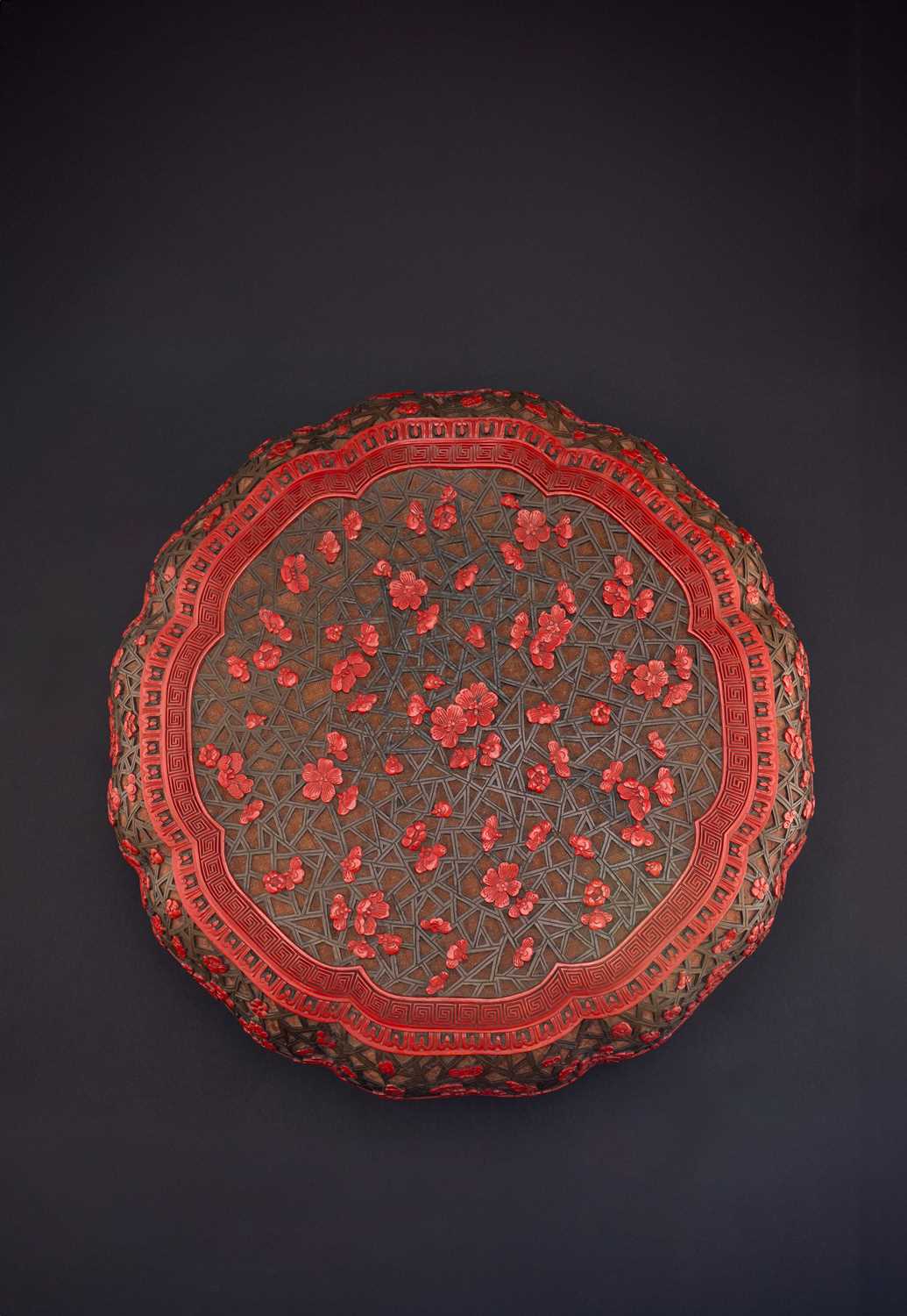 A LARGE AND RARE CHINESE THREE-COLOURED LACQUER 'PRUNUS' BOX AND COVER QIANLONG 1736-95 Of mallow - Image 2 of 3