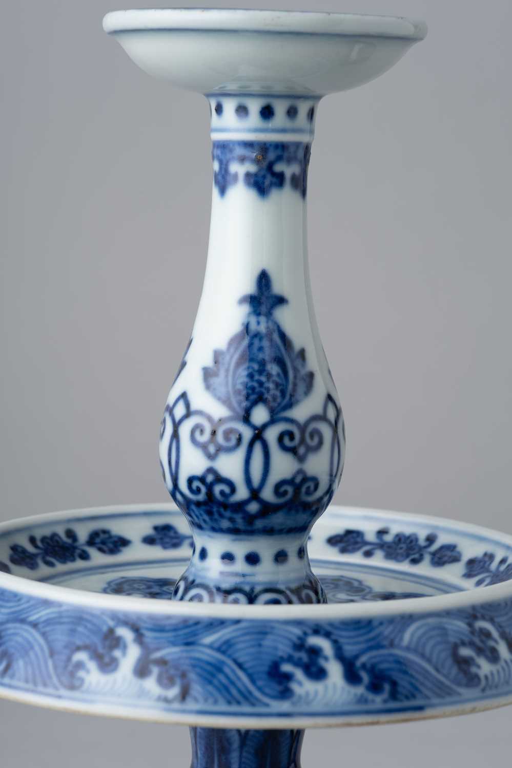 A RARE CHINESE BLUE AND WHITE MING-STYLE ALTAR CANDLESTICK FOUR-CHARACTER QIANLONG MARK AND OF THE - Image 5 of 5