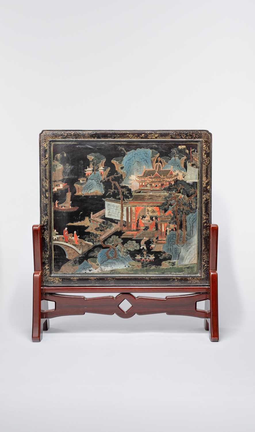 NO RESERVE A CHINESE LACQUER TABLE SCREEN 17TH/EARLY 18TH CENTURY Depicting three scholarly
