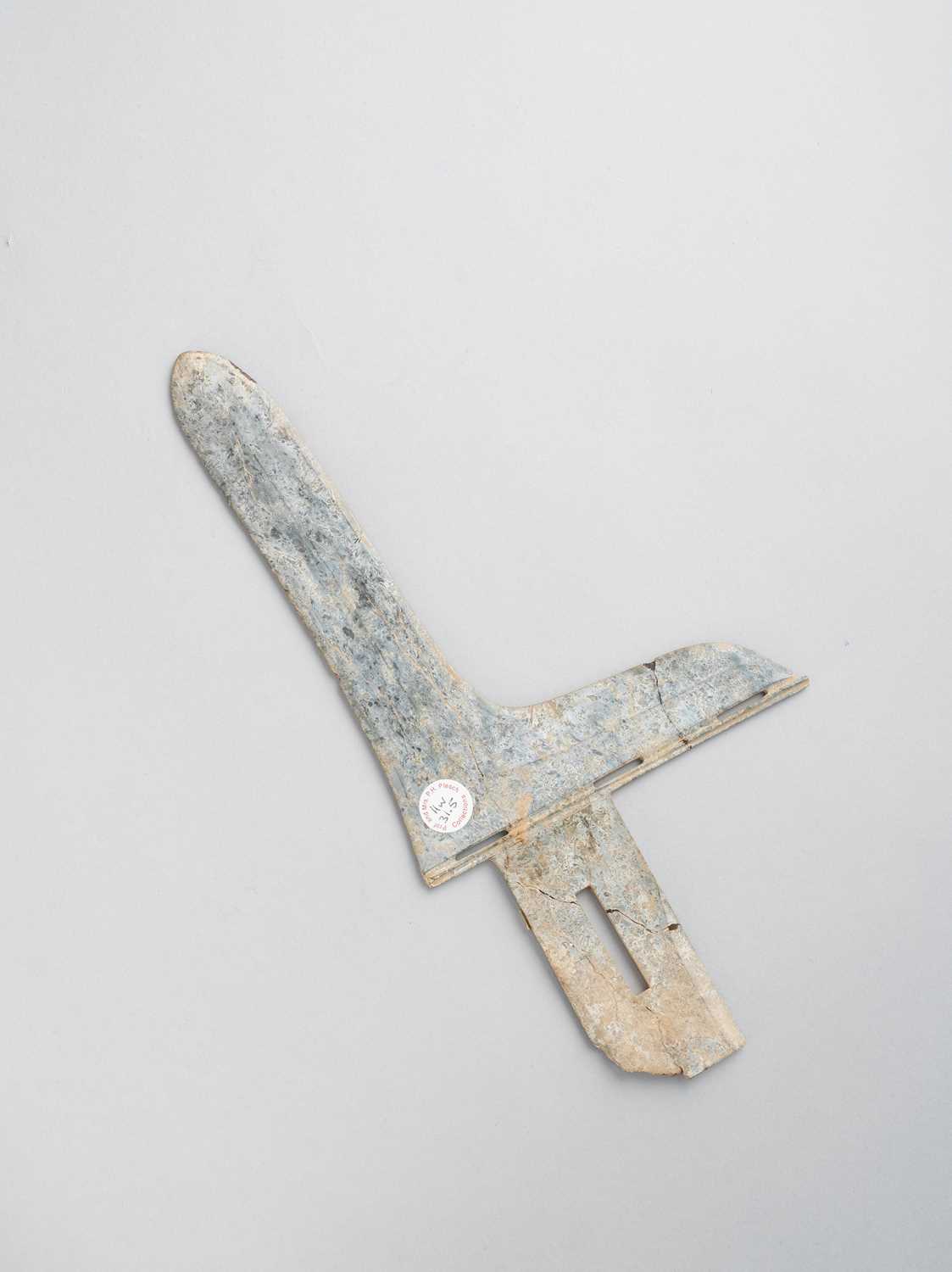 A RARE CHINESE BLUISH-GREY JADE DAGGER-AXE, GE WARRING STATES PERIOD The well-polished L-shaped - Image 7 of 8