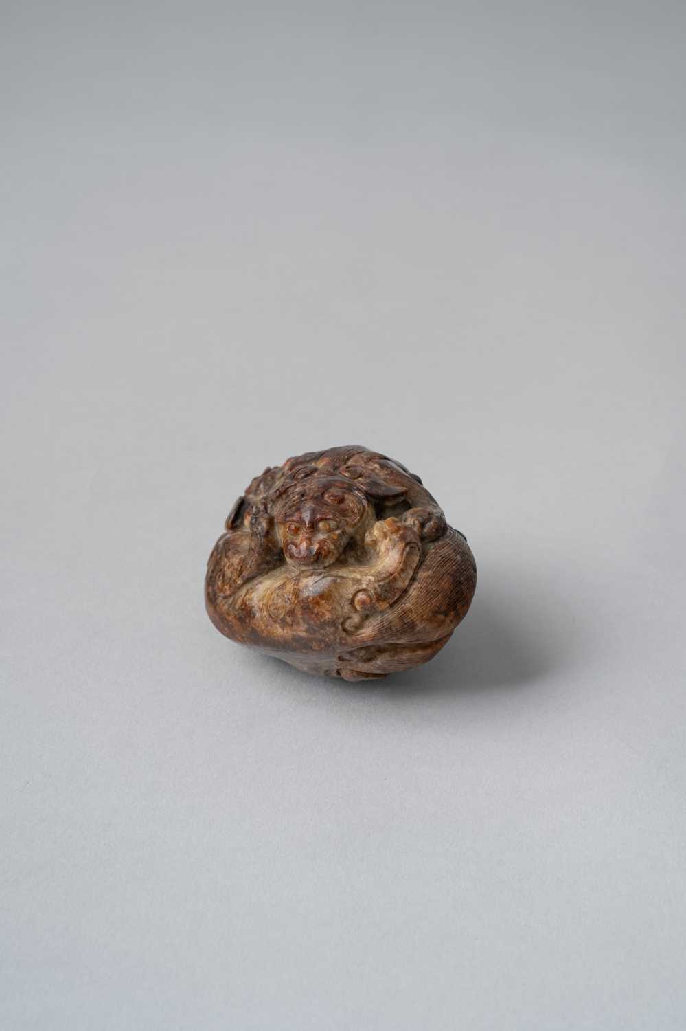 A CHINESE CARVED JADE GROUP OF TWO ENTWINED BUDDHIST LIONS SONG-MING DYNASTY The boulder compactly - Image 3 of 4