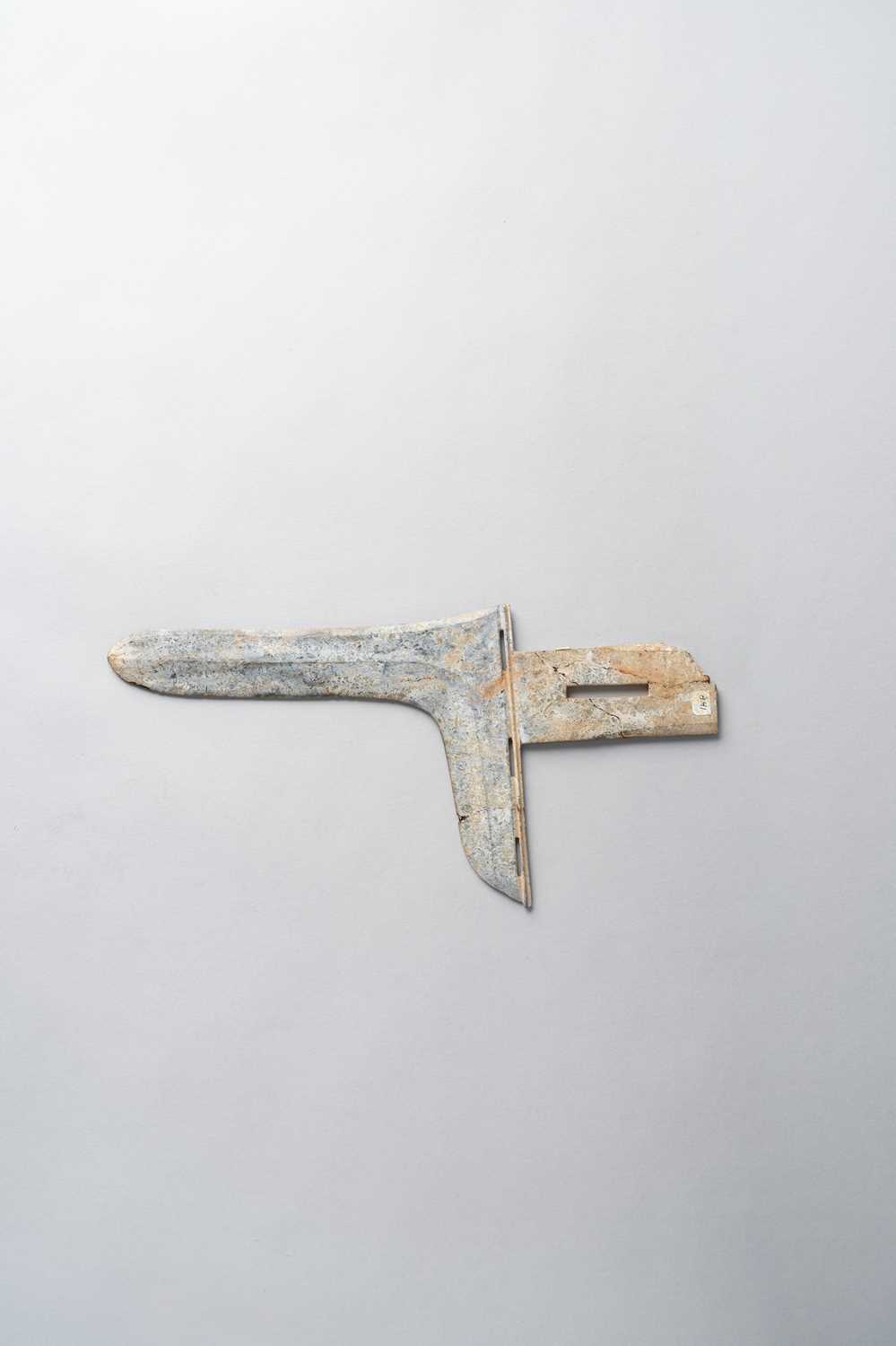 A RARE CHINESE BLUISH-GREY JADE DAGGER-AXE, GE WARRING STATES PERIOD The well-polished L-shaped - Image 6 of 8