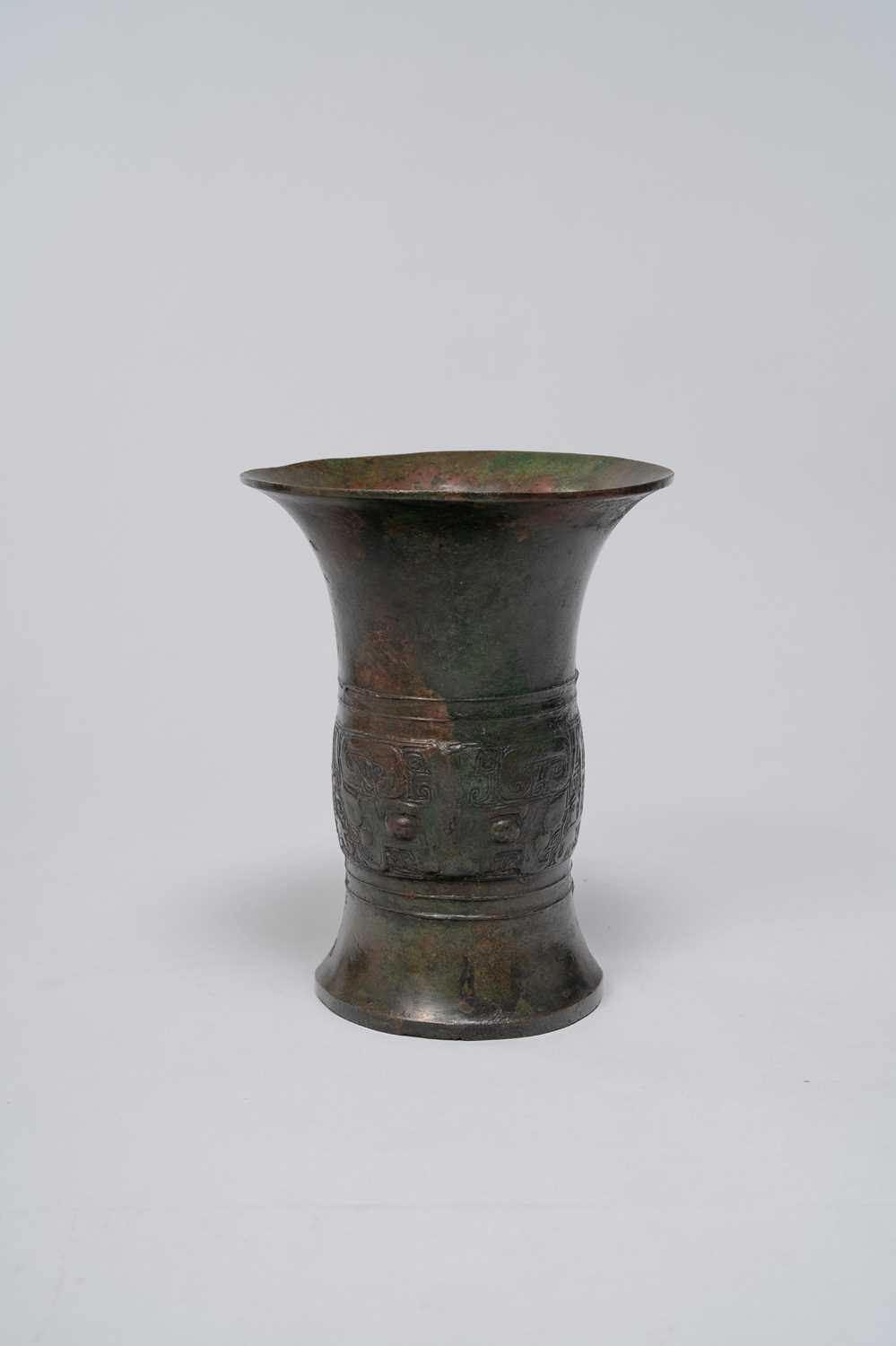 A CHINESE ARCHAIC BRONZE RITUAL WINE VESSEL, ZUN LATE SHANG/EARLY WESTERN ZHOU DYNASTY The