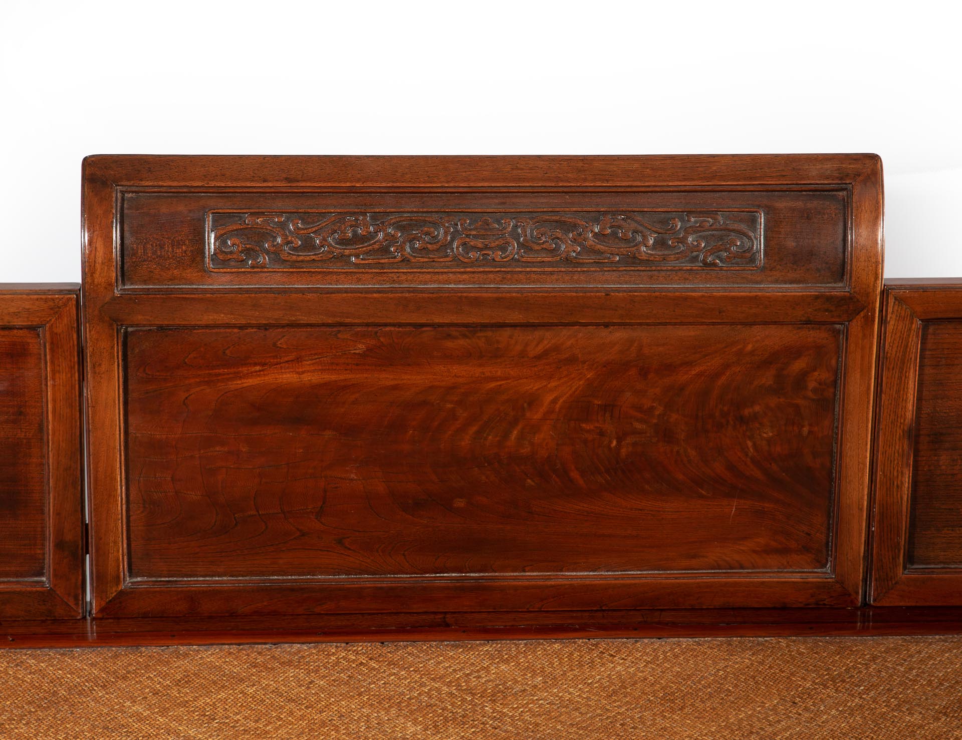 NO RESERVE A CHINESE HARDWOOD DAY BED, LUOHANCHUANG QING DYNASTY The base of mortise and tenon - Image 4 of 4