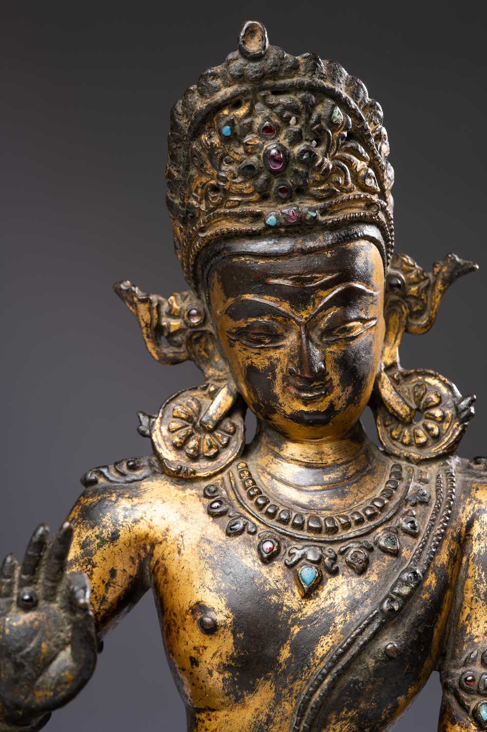 A RARE NEPALESE GILT-COPPER FIGURE OF INDRA 14TH CENTURY Seated in maharajalilasana with his right - Bild 4 aus 9