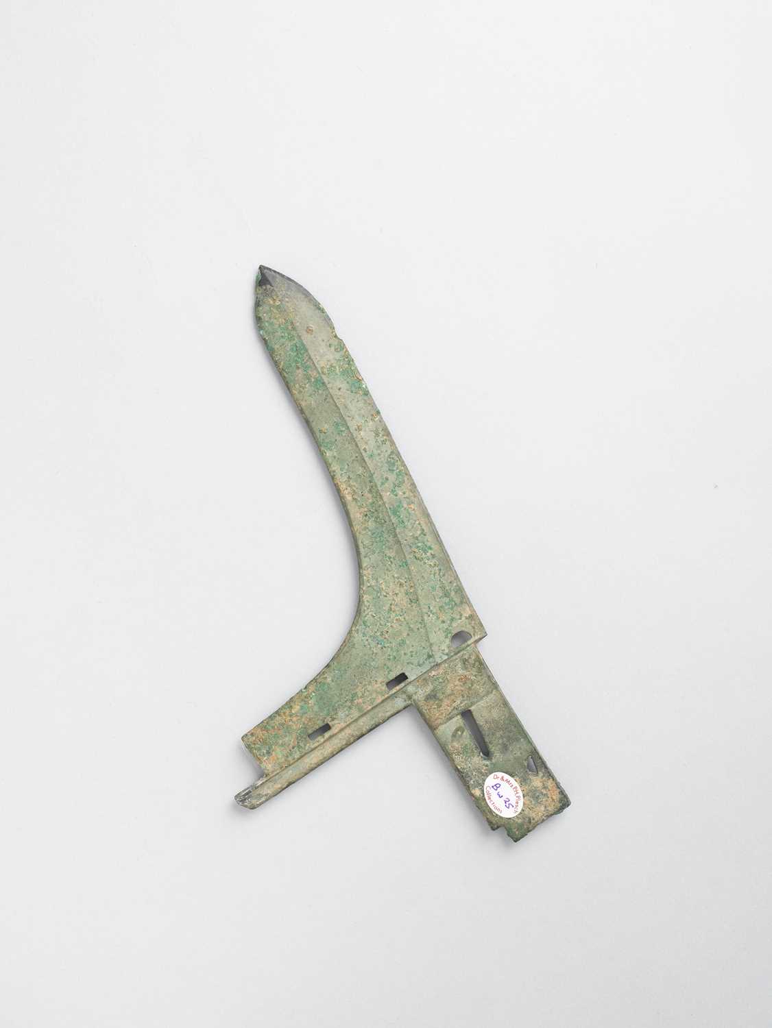 A CHINESE BRONZE DAGGER-AXE, GE EASTERN ZHOU DYNASTY The bronze L-shaped curved blade with a - Image 3 of 4
