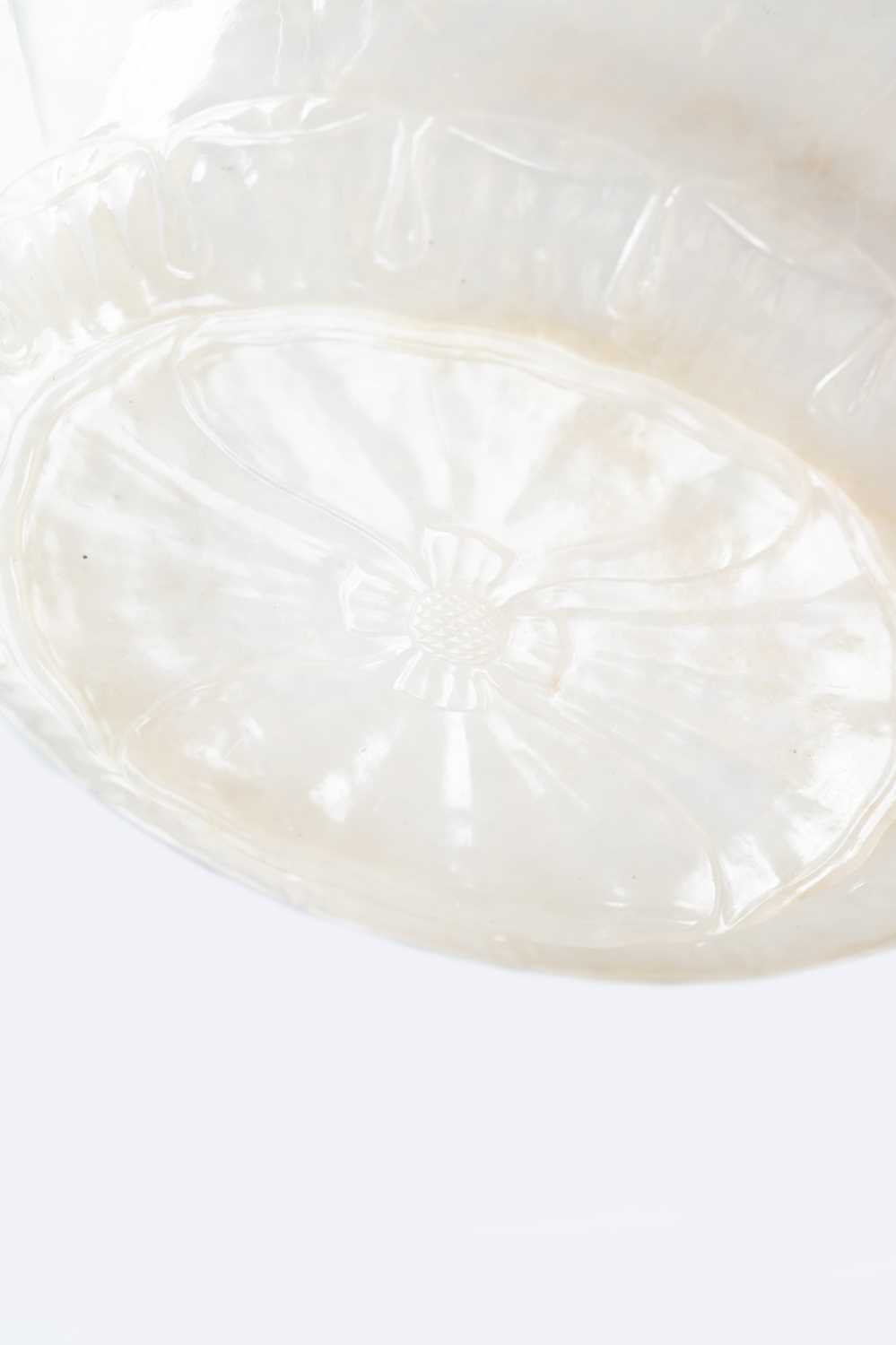 A WHITE JADE MUGHAL-STYLE OVAL BOWL 18TH/19TH CENTURY The thinly carved and highly polished bowl - Image 4 of 5