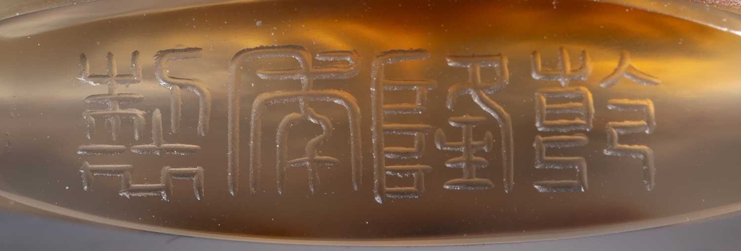 A CHINESE AGATE 'DOUBLE-GOURD' SNUFF BOTTLE FOUR-CHARACTER QIANLONG MARK AND PERHAPS OF THE PERIOD - Image 2 of 2