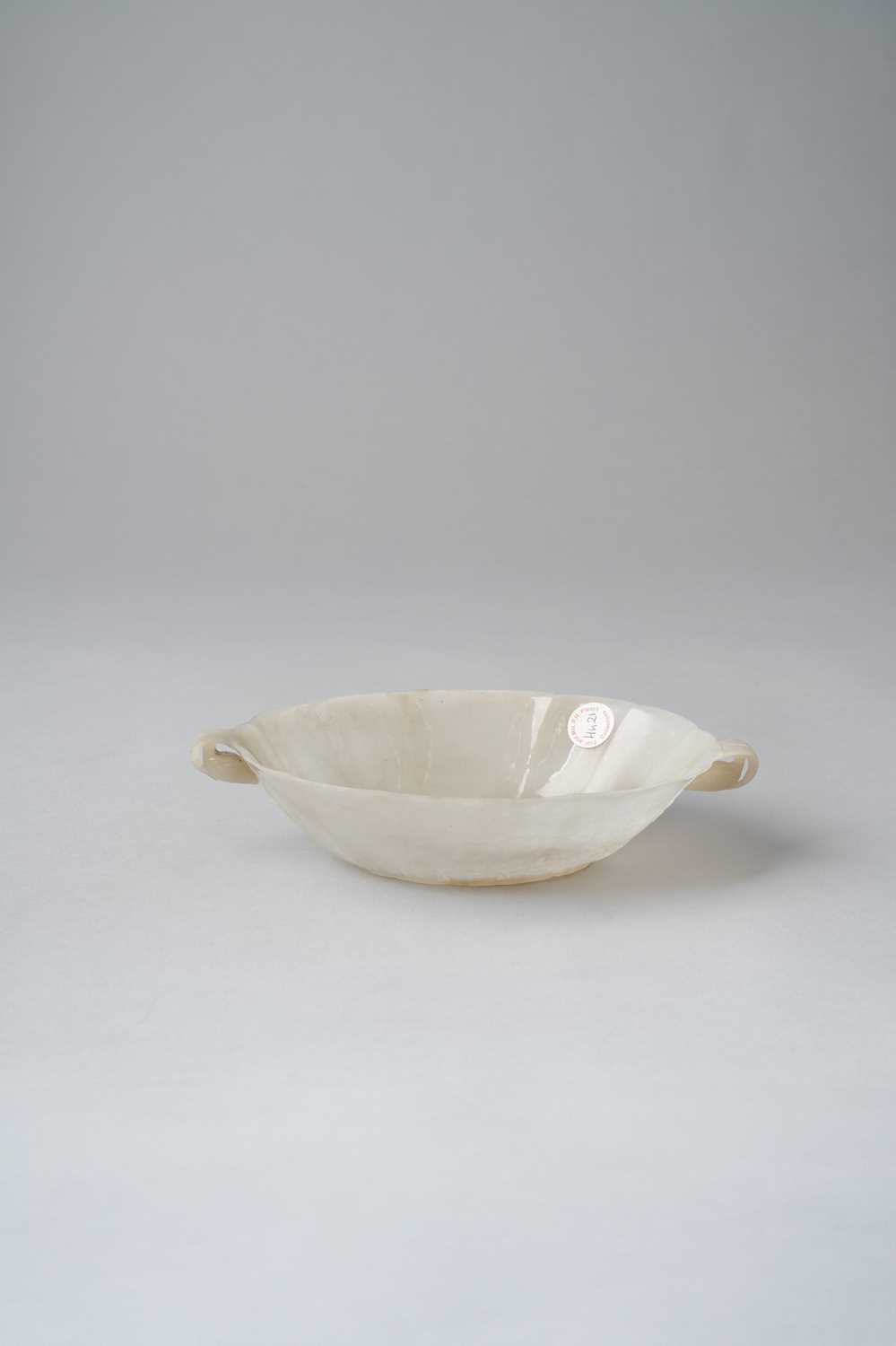 A WHITE JADE MUGHAL-STYLE OVAL BOWL 18TH/19TH CENTURY The thinly carved and highly polished bowl - Image 3 of 5