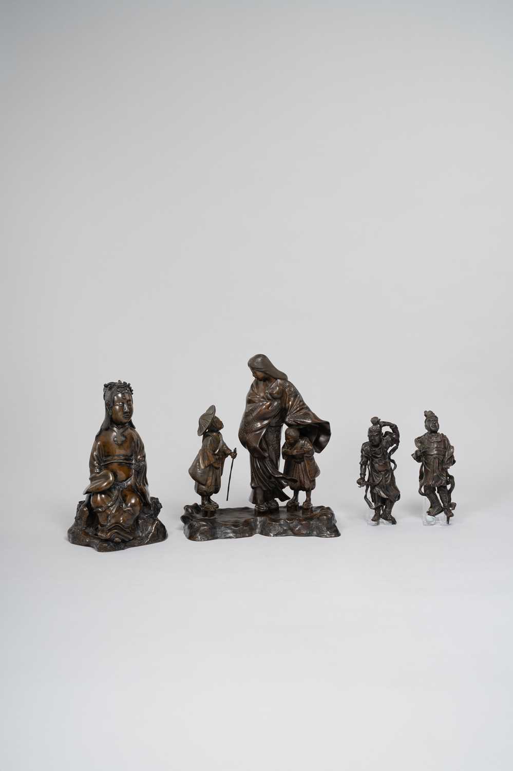 NO RESERVE A CHINESE BRONZE FIGURE OF GUANYIN QING DYNASTY Cast seated on a rocky outcrop with her