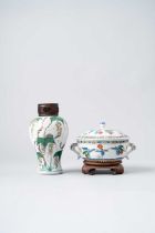 NO RESERVE A CHINESE FAMILLE VERTE VASE AND AN ECUELLE AND COVER KANGXI 1662-1722 The écuelle and