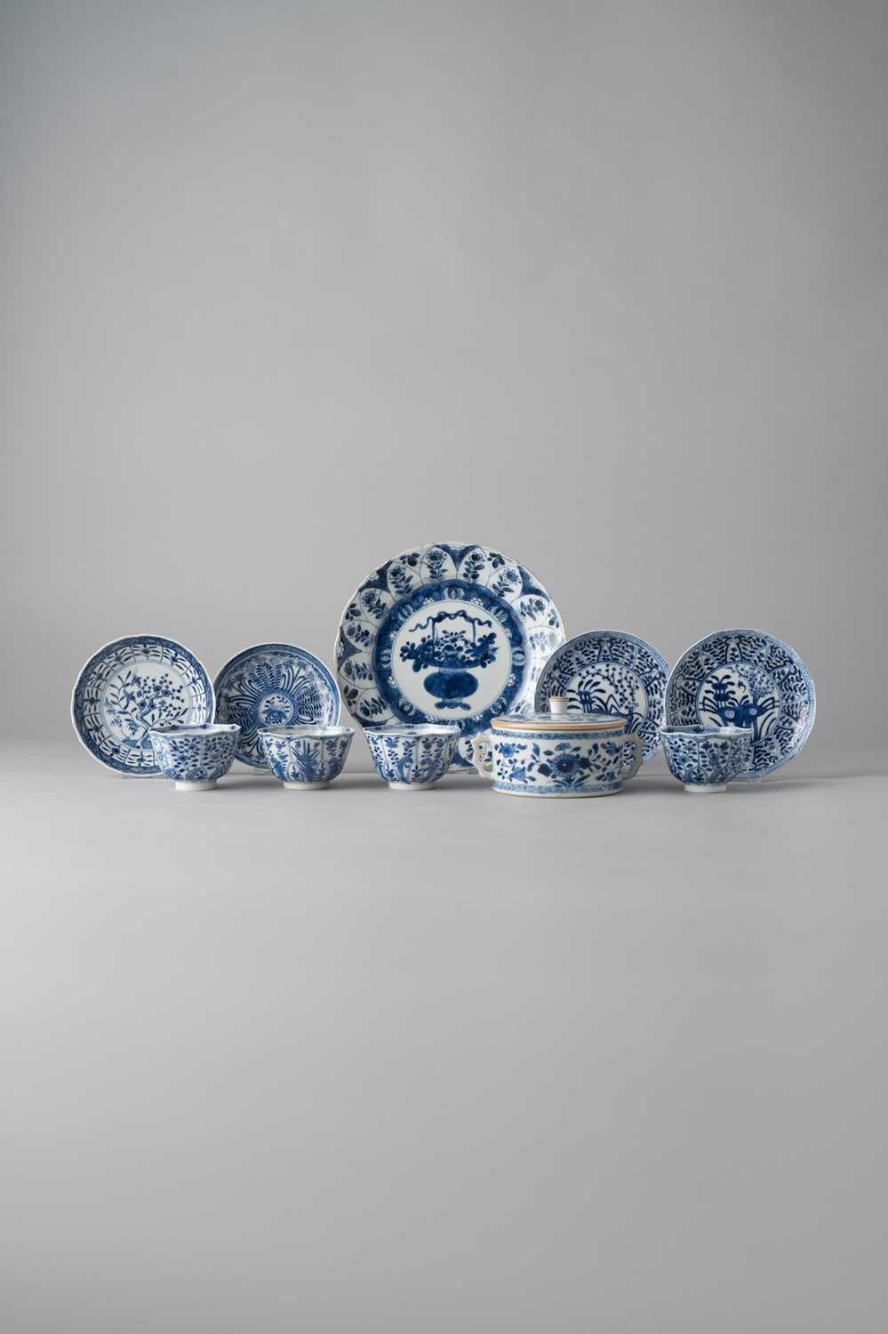 NO RESERVE A COLLECTION OF CHINESE BLUE AND WHITE ITEMS 18TH AND 19TH CENTURY Comprising: a dish