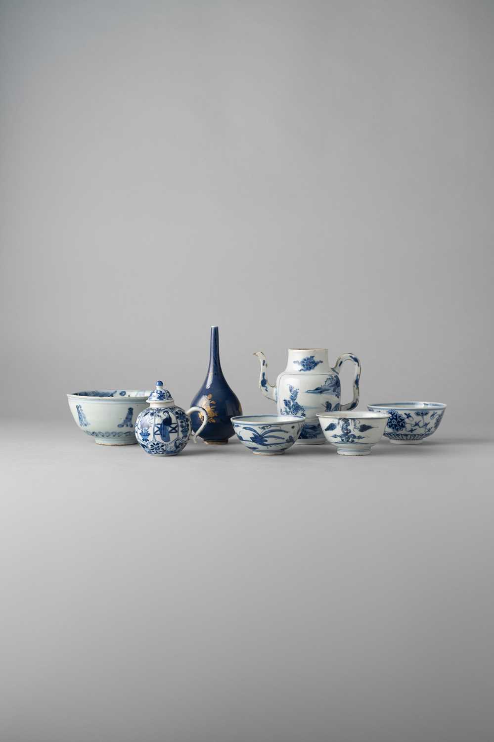 NO RESERVE A COLLECTION OF CHINESE BLUE AND WHITE ITEMS MING DYNASTY AND LATER Comprising: three