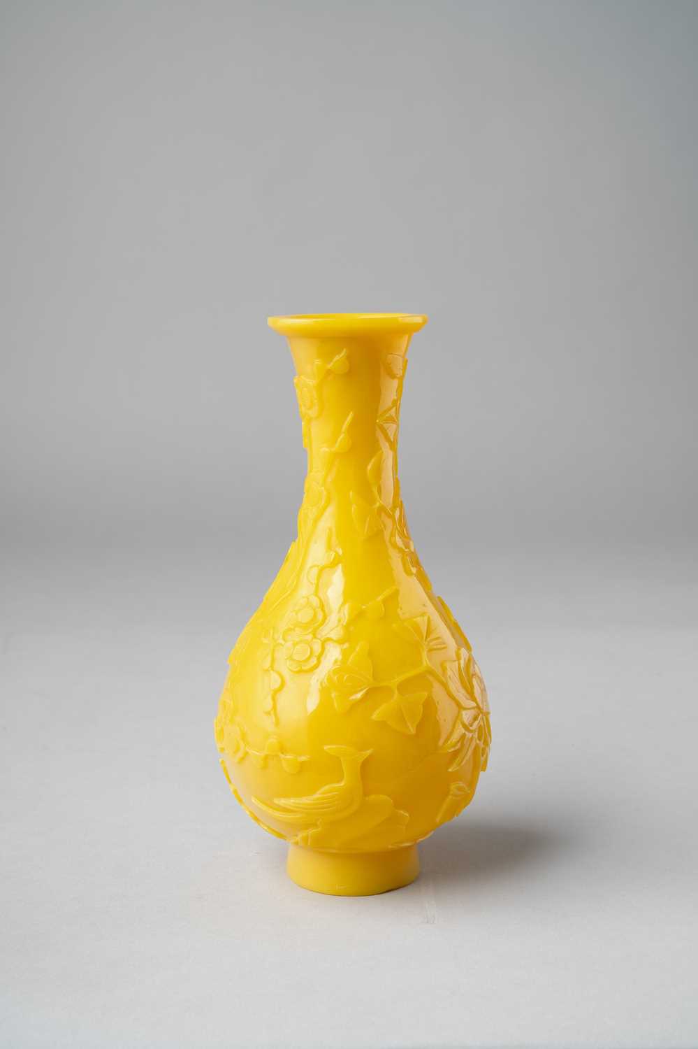 A CHINESE YELLOW BEIJING GLASS BOTTLE VASE 18TH/19TH CENTURY The pear-shaped body rising to a