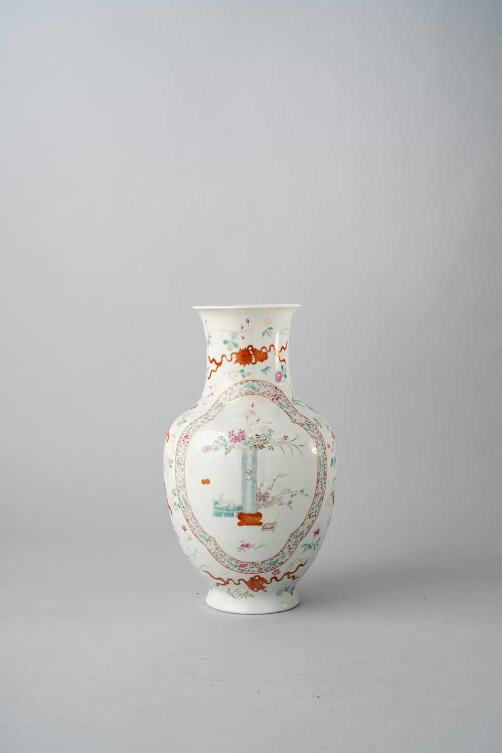 NO RESERVE A CHINESE FAMILLE ROSE BALUSTER VASE LATE QING DYNASTY/ REPUBLIC PERIOD Decorated with