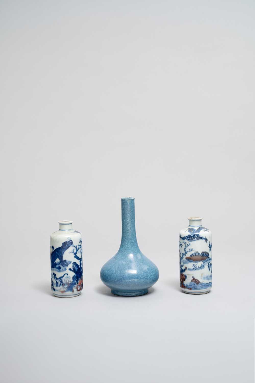 NO RESERVE A SMALL CHINESE ROBIN’S EGG-GLAZED BOTTLE VASE AND A NEAR PAIR OF CHINESE SNUFF BOTTLES