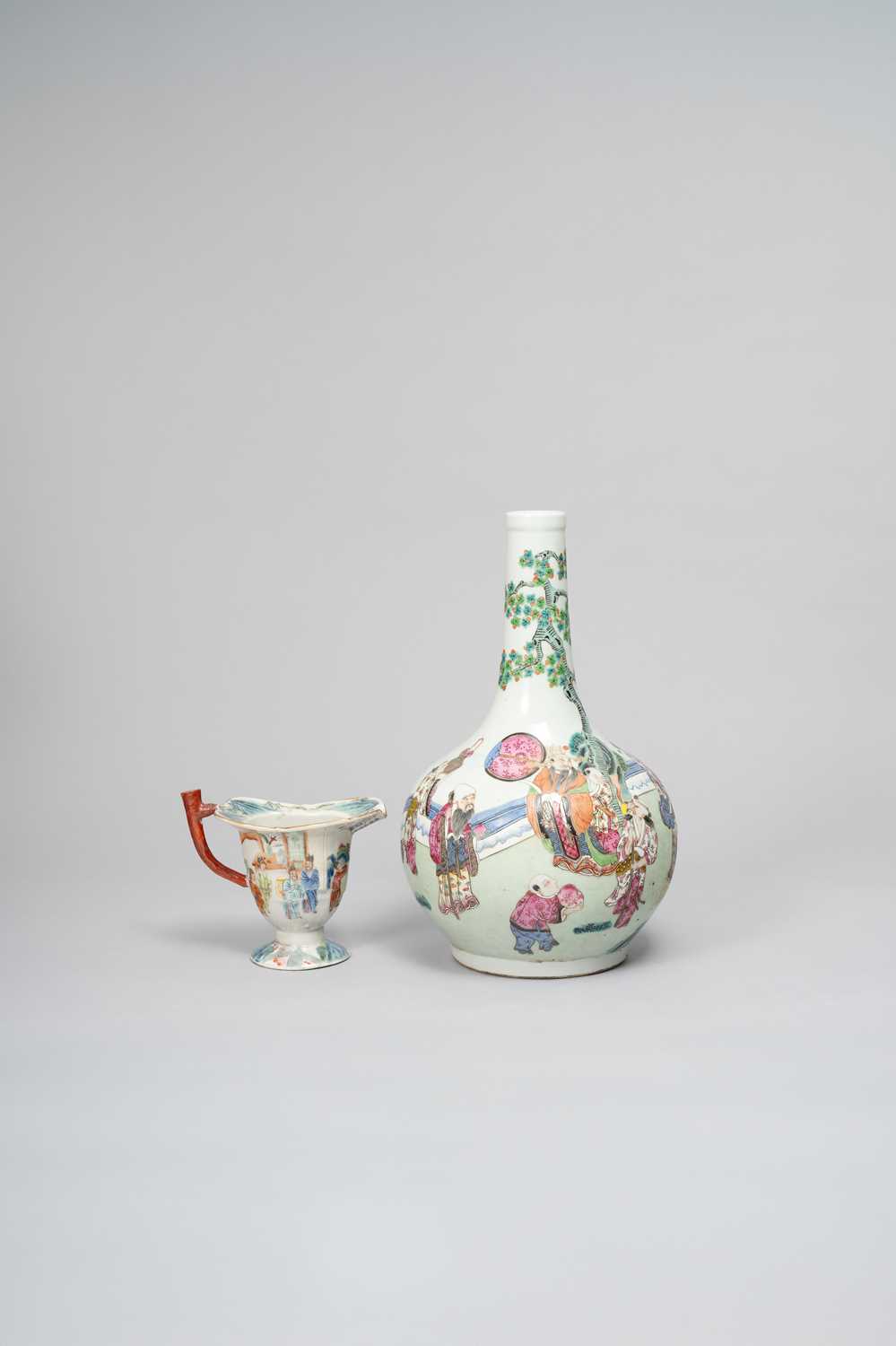 NO RESERVE A CHINESE FAMILLE ROSE HELMET EWER AND A BOTTLE VASE QING DYNASTY AND LATER The ewer