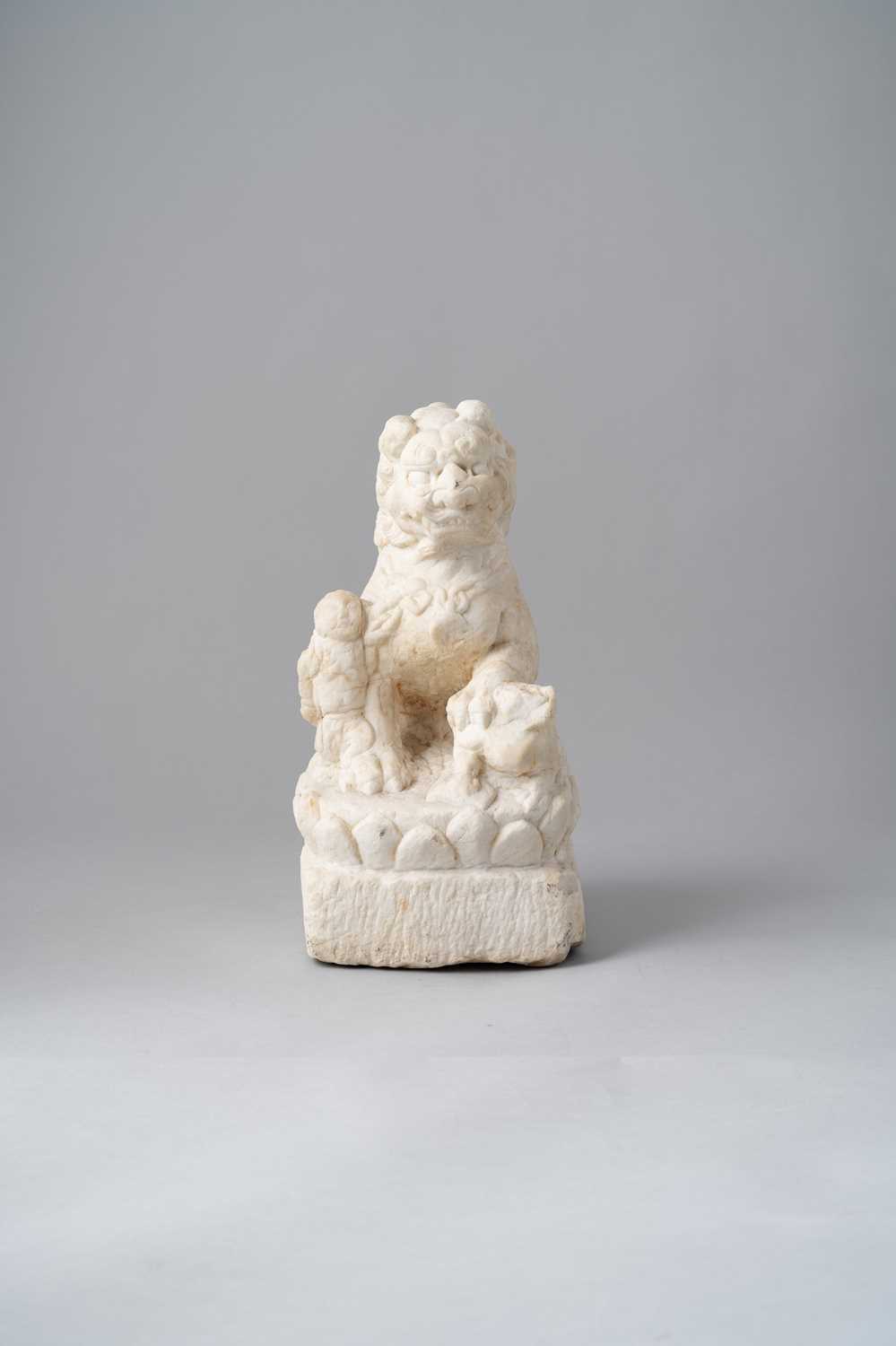 NO RESERVE A CHINESE MARBLE FIGURE OF A BUDDHIST LION TANG/SONG DYNASTY Seated with a boy standing