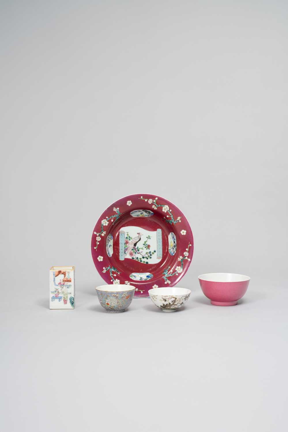 NO RESERVE FIVE CHINESE FAMILLE ROSE PORCELAIN ITEMS QING DYNASTY AND LATER Comprising: a shallow