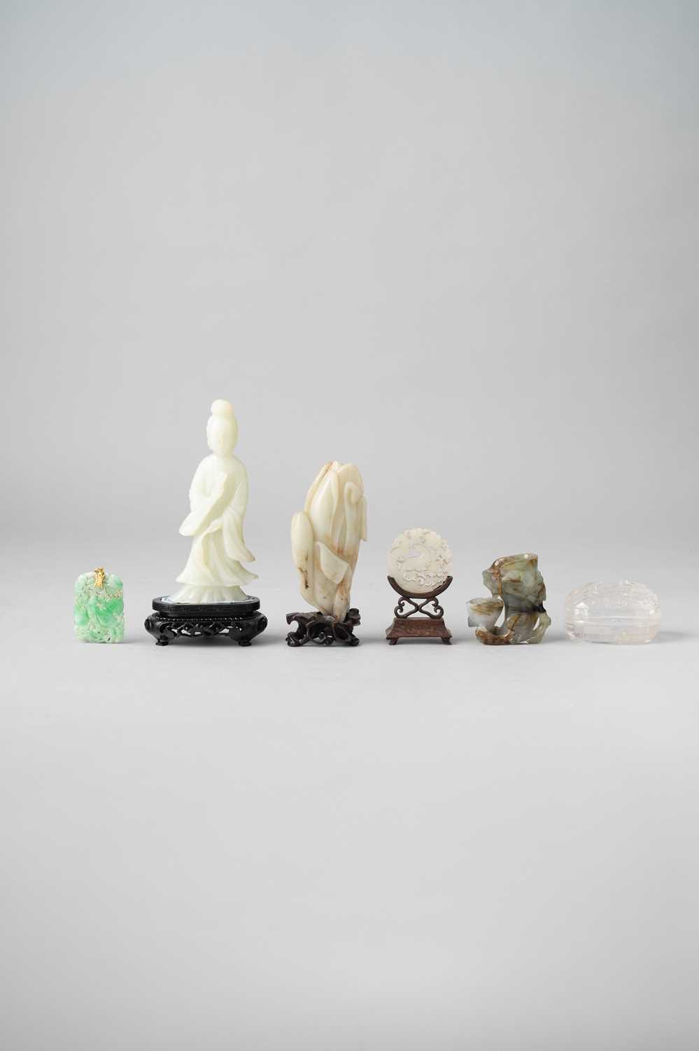 NO RESERVE SIX CHINESE JADE AND HARDSTONE ITEMS QING DYNASTY AND LATER Comprising: a white and