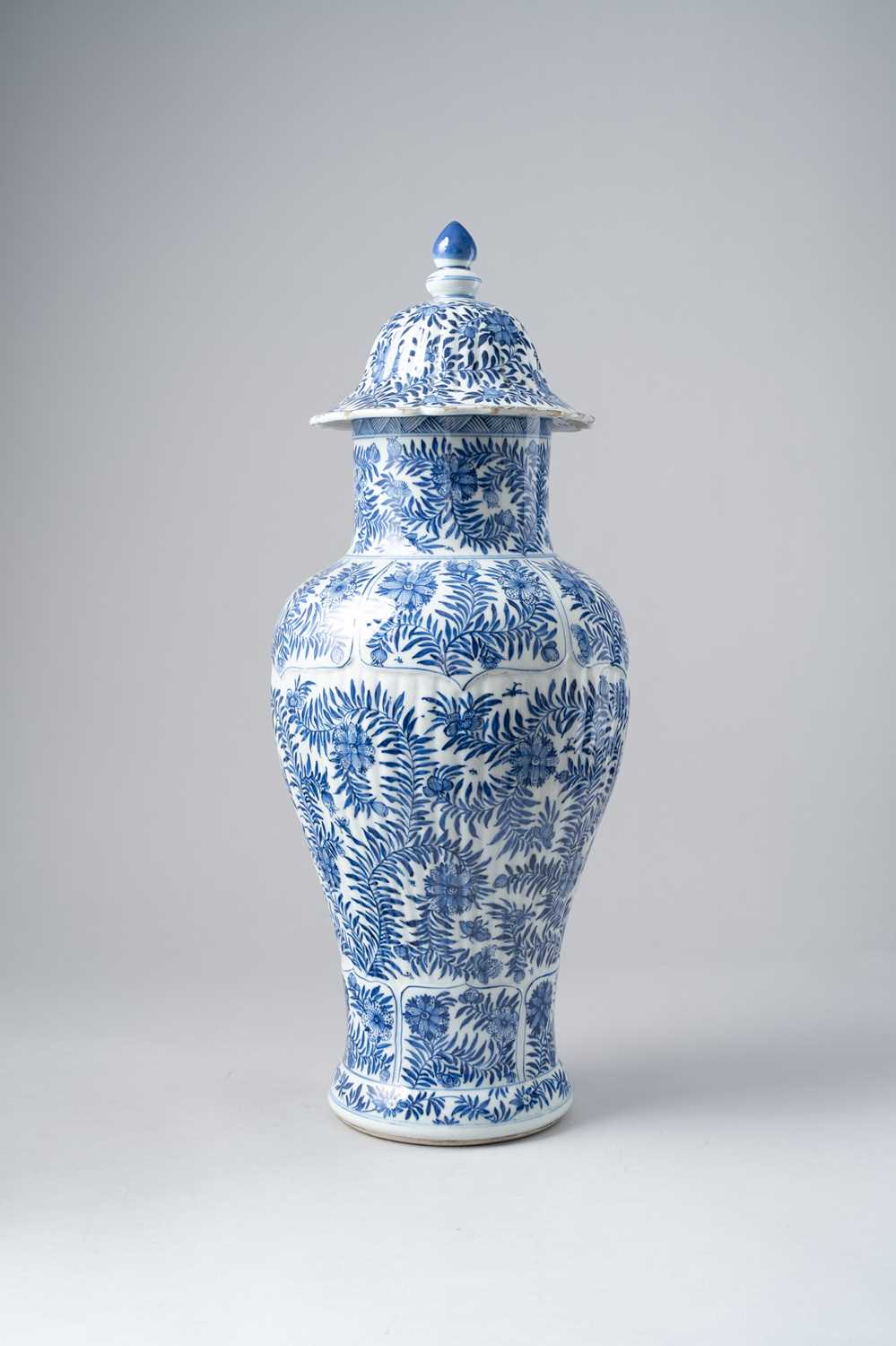 A LARGE CHINESE BLUE AND WHITE BALUSTER VASE AND COVER KANGXI 1662-1722 Moulded with flutes, all