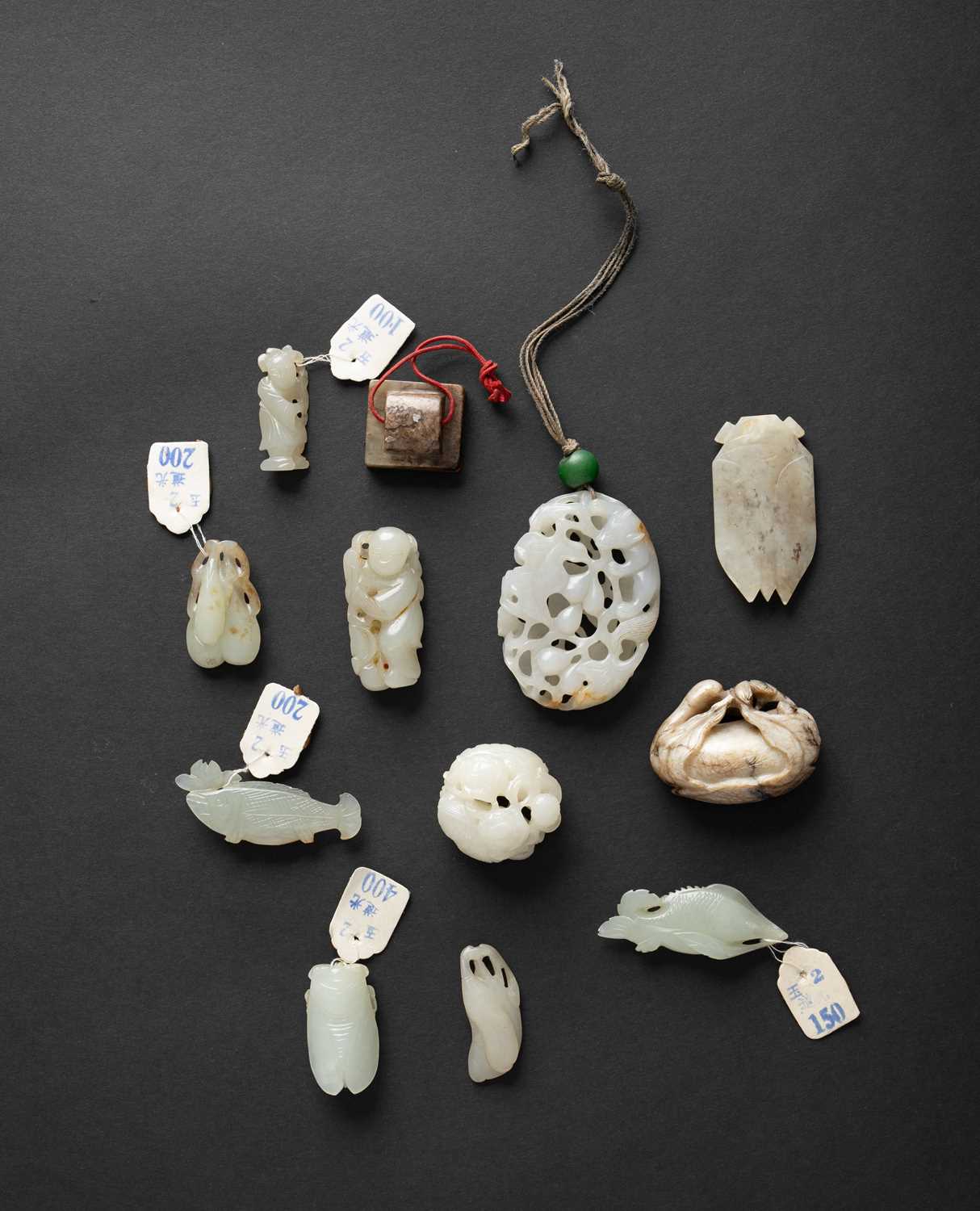 NO RESERVE A COLLECTION OF CHINESE WHITE, PALE CELADON AND RUSSET JADE CARVINGS MING/QING DYNASTY