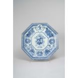 A LARGE CHINESE BLUE AND WHITE OCTAGONAL ARMORIAL DISH KANGXI C.1705 Painted with a central panel