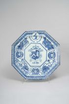 A LARGE CHINESE BLUE AND WHITE OCTAGONAL ARMORIAL DISH KANGXI C.1705 Painted with a central panel