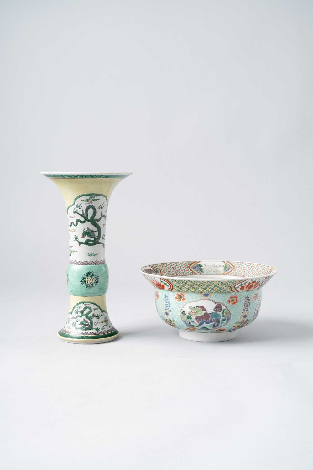 NO RESERVE A CHINESE FAMILLE VERTE BOWL AND A GU-SHAPED VASE SIX-CHARACTER KANGXI MARKS AND OF THE