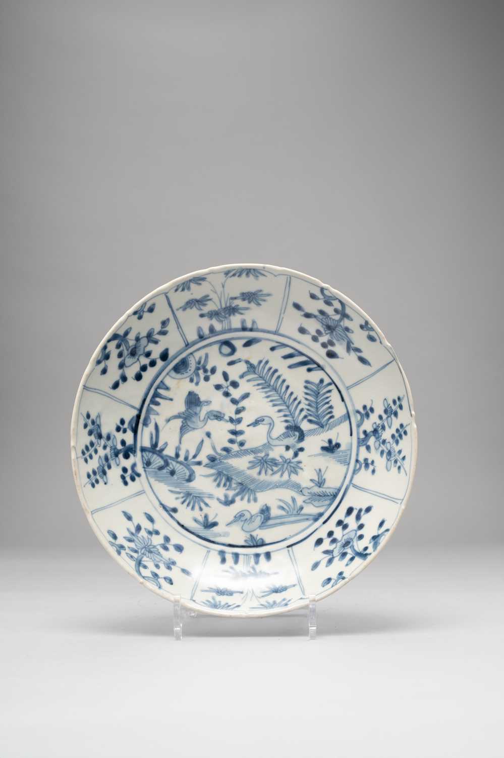 NO RESERVE A CHINESE 'SWATOW' BLUE AND WHITE DISH 17TH CENTURY The centre painted with aquatic birds