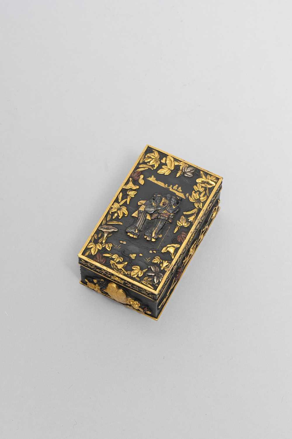 A SMALL JAPANESE GOLD AND SILVER-INLAID BOX MEIJI ERA, 19TH CENTURY Of rectangular shape with a