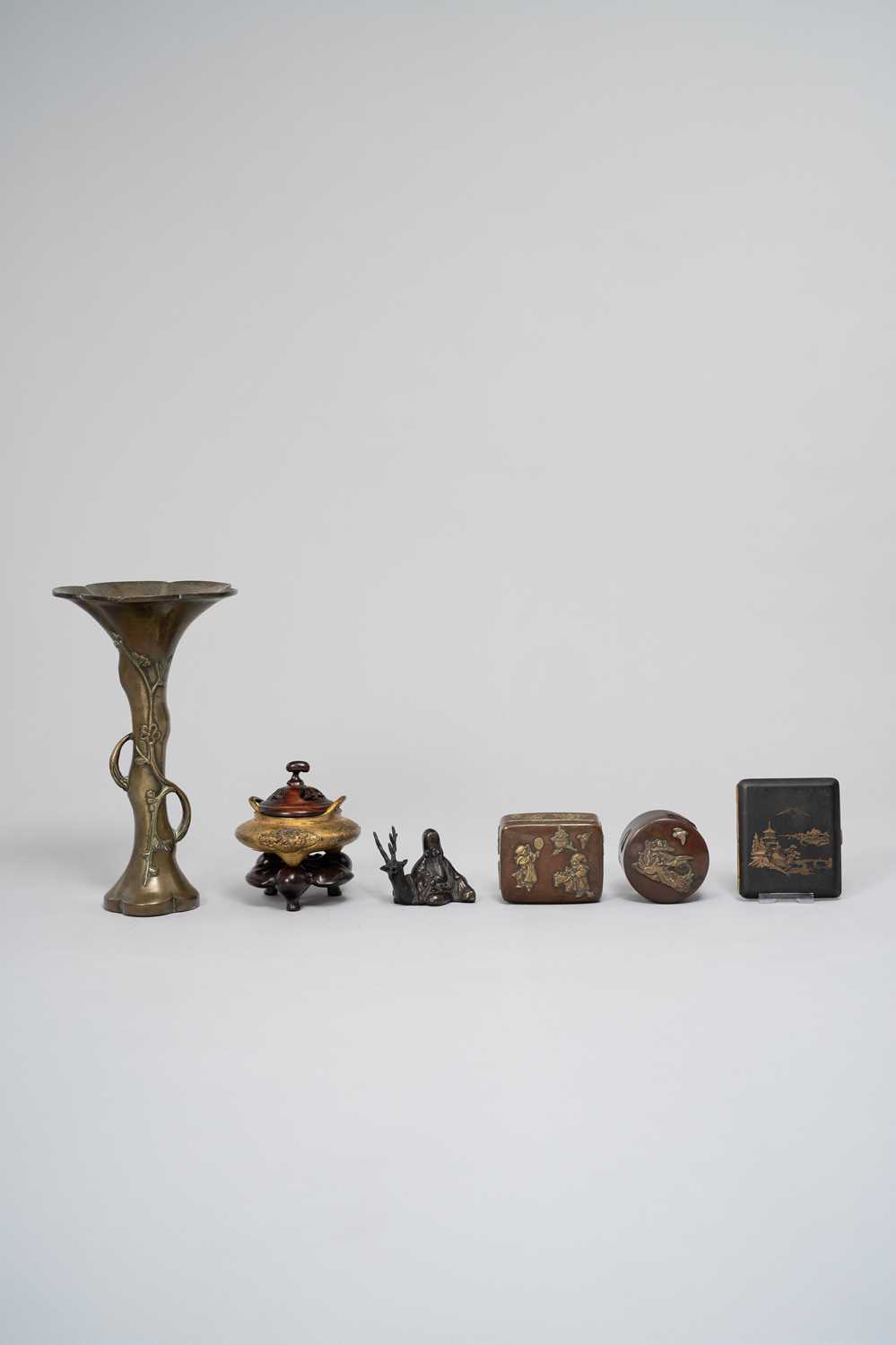 NO RESERVE A COLLECTION OF CHINESE AND JAPANESE METAL PIECES 19TH/20TH CENTURY Comprising: two
