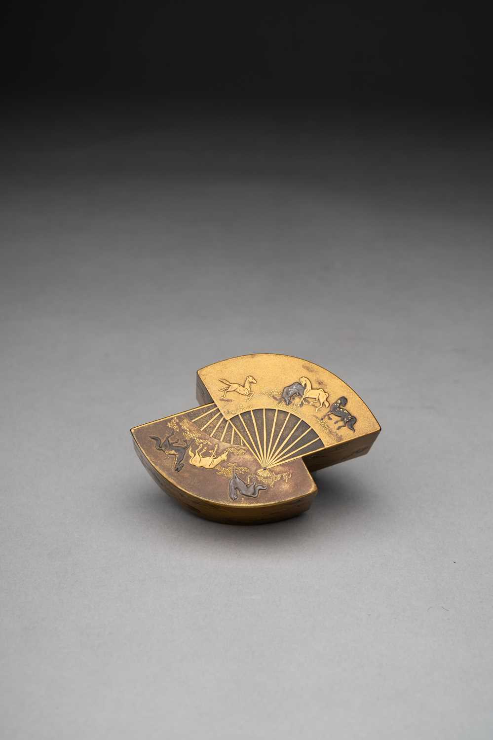 A FINE JAPANESE GOLD LACQUER KOGO (INCENSE BOX AND COVER) EDO/MEIJI PERIOD, 19TH CENTURY In the