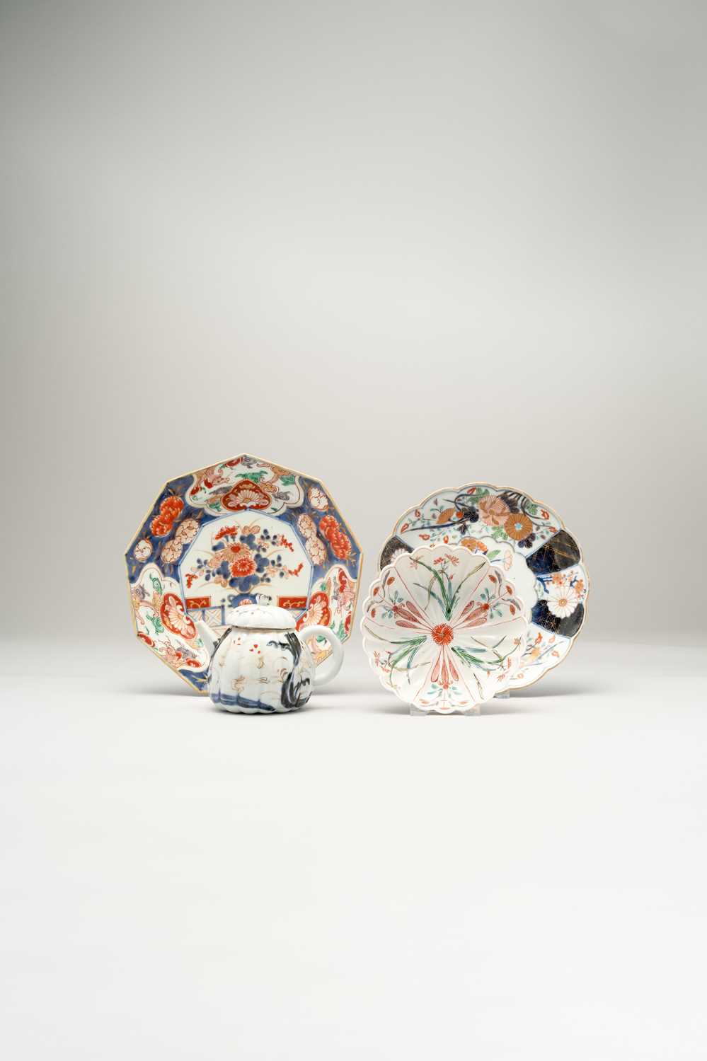 A SMALL COLLECTION OF JAPANESE IMARI PIECES EDO PERIOD, 18TH CENTURY Comprising: a small moulded