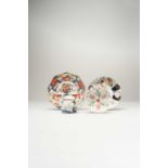 A SMALL COLLECTION OF JAPANESE IMARI PIECES EDO PERIOD, 18TH CENTURY Comprising: a small moulded