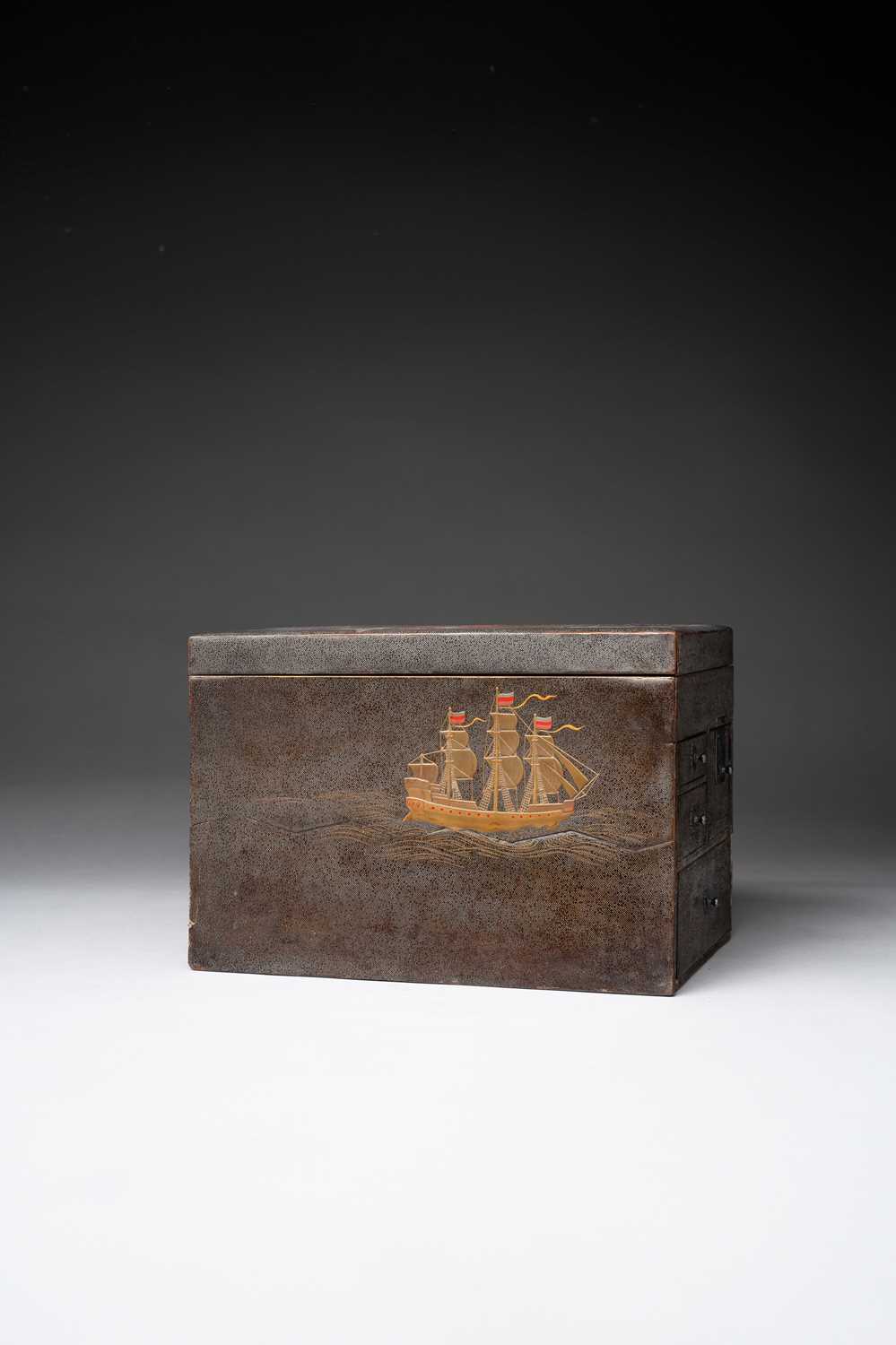 NO RESERVE A RARE JAPANESE NANBAN-STYLE SUZURIBAKO (WRITING BOX) WITH PORTUGUESE FIGURES PROBABLY - Image 2 of 4