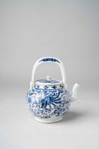 A JAPANESE BLUE AND WHITE KAKIEMON EWER AND COVER EDO PERIOD, LATE 17TH/EARLY 18TH CENTURY The