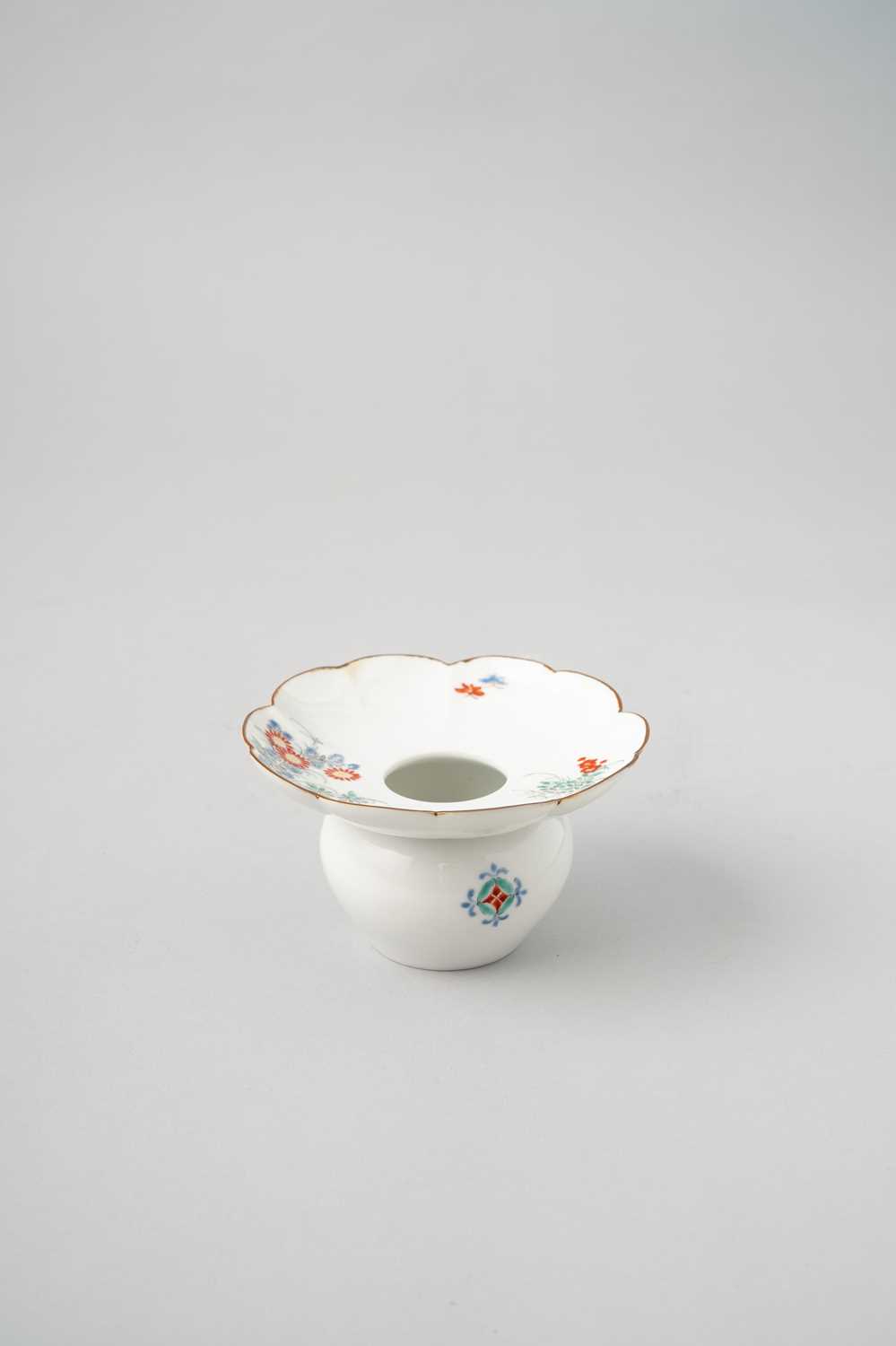 A RARE JAPANESE KAKIEMON SPITTOON EDO PERIOD, 17TH CENTURY With a bulbous body and a wide