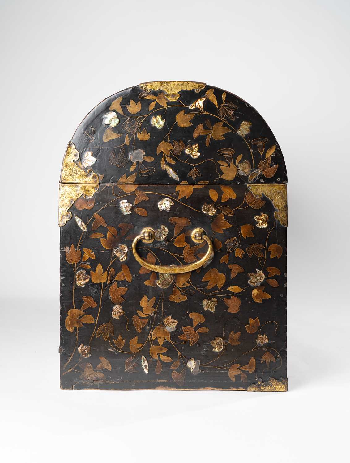 A LARGE JAPANESE GOLD AND BLACK LACQUER NANBAN COFFER MOMOYAMA PERIOD, 16TH CENTURY Of typical - Image 4 of 7