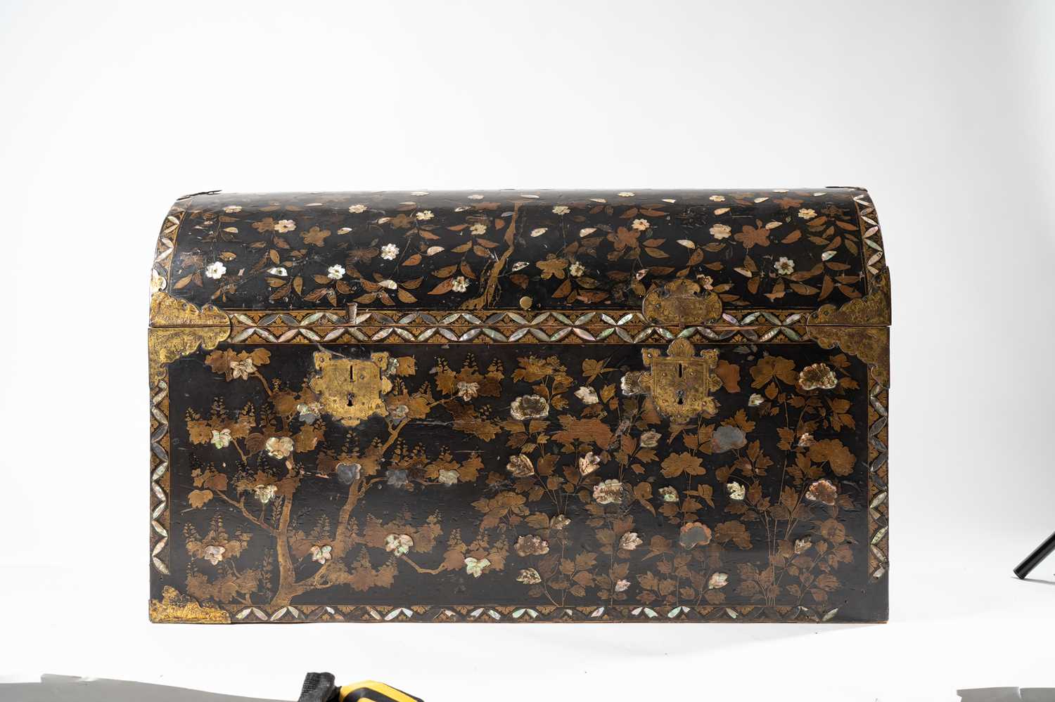 A LARGE JAPANESE GOLD AND BLACK LACQUER NANBAN COFFER MOMOYAMA PERIOD, 16TH CENTURY Of typical - Image 2 of 7