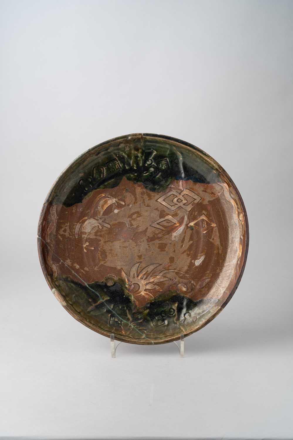 NO RESERVE A LARGE JAPANESE ORIBE DISH EDO OR MEIJI, 19TH CENTURY The shallow dish decorated to
