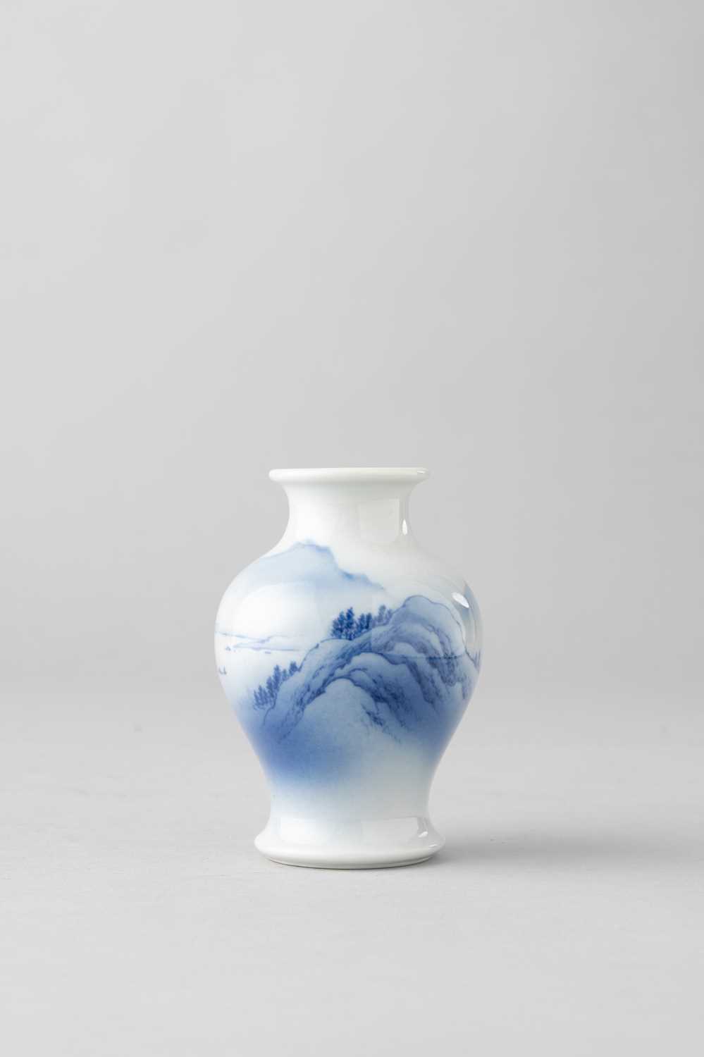A MINIATURE JAPANESE BLUE AND WHITE VASE BY MAKUZU KŌZAN (1842-1916) MEIJI OR TAISHO PERIOD, 20TH