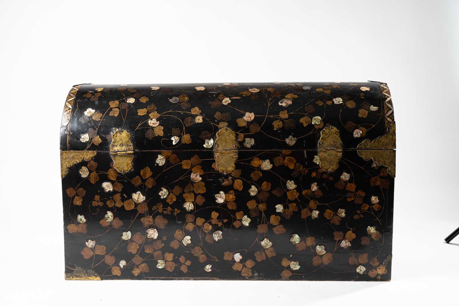 A LARGE JAPANESE GOLD AND BLACK LACQUER NANBAN COFFER MOMOYAMA PERIOD, 16TH CENTURY Of typical - Image 3 of 7
