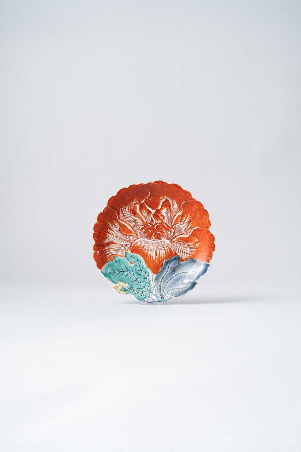NO RESERVE A RARE JAPANESE CHRYSANTHEMUM-SHAPED MOULDED DISH EDO PERIOD, 17TH CENTURY Painted in